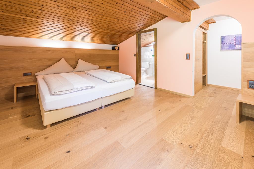 Hotel Kuenstleralm Kaprun Exterior foto
