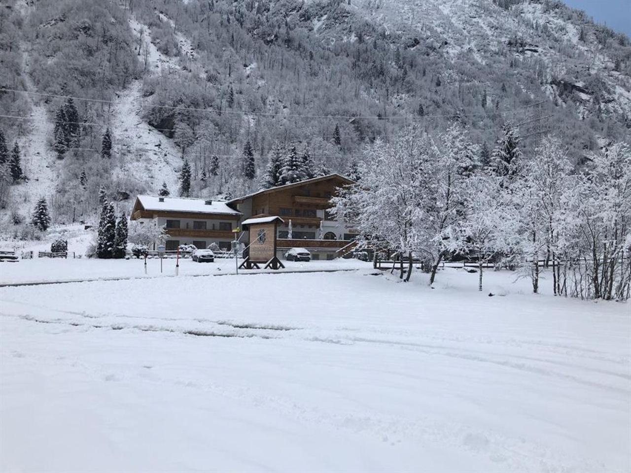 Hotel Kuenstleralm Kaprun Exterior foto